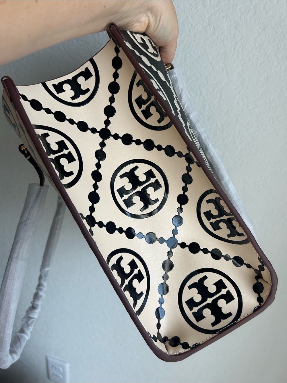 New! Tory Burch T Monogram Embossed Contrast Cream & Black Logo Leather Tote Bag - Picture 7 of 12